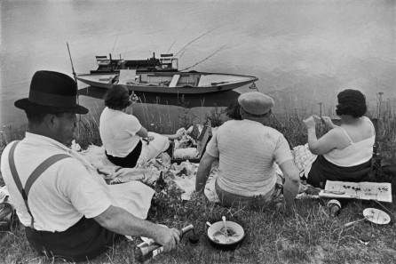 henri-cartier-bresson-near-juvisy-france-1938-river-picnic