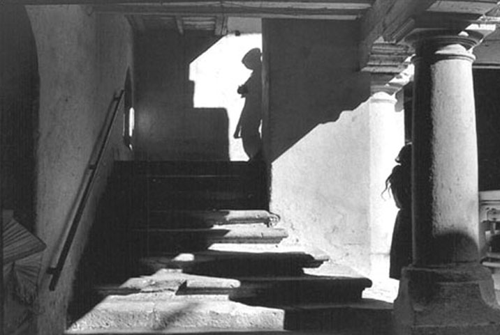 lev4henri-cartier-bresson-mexico-1964-mans-shadow-girl-leaning